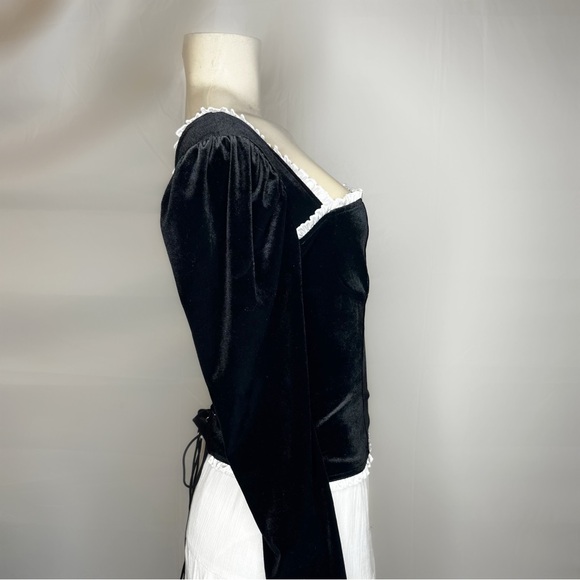 Black velvet top with white lace trim and corset back - Picture 4 of 4